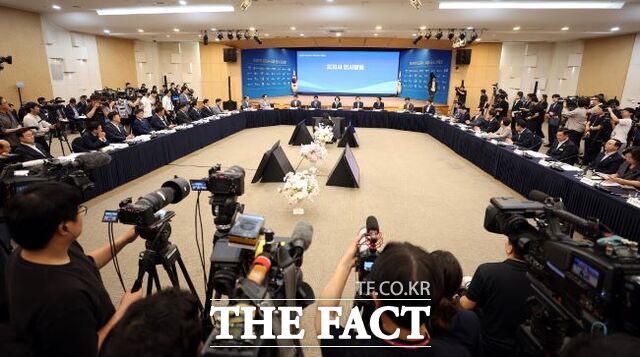 22일 경기도경제과학진흥원에서 경기도지사와 시장·군수 간담회가 열리고 있다. /경기도