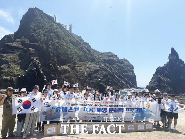 유네스코(UNESCO)-IOC 해양문해력 프로그램 울릉도·독도캠프 참가자들이 독도에서 기념사진을 찍고 있다. /영토지킴이 독도사랑회
