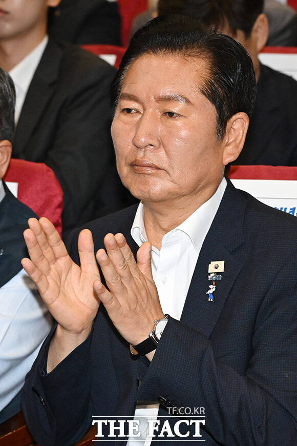 '민주당 청년을 담다! 노동을 잇다' 토론회 참석해 손피켓 들어보이는 당권 주자들과 참석자들.