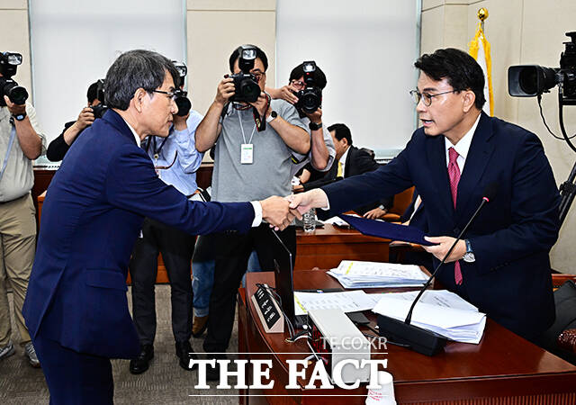 노태악 전 중앙선관위원장이 22일 오전 서울 여의도 국회에서 열린 '투표용지 부족사태 등 국민 참정권 침해 진상규명 및 선거관리 개혁을 위한 국정조사특별위원회' 전체회의에 참석해 증인선서를 마친 뒤 선서문을 윤상현 국조특위 위원장에게 제출하고 있다.