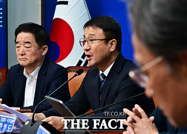 한병도 더불어민주당 대표 직무대행 겸 원내대표가 22일 오전 서울 여의도 국회에서 열린 최고위원회의에 참석해 모두발언을 하고 있다. /국회=배정한 기자