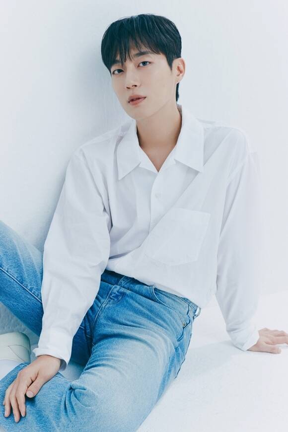 그룹 하이라이트 멤버 윤두준이 '팬덤스테이지'로 시청자들과 만난다. /어라운드어스