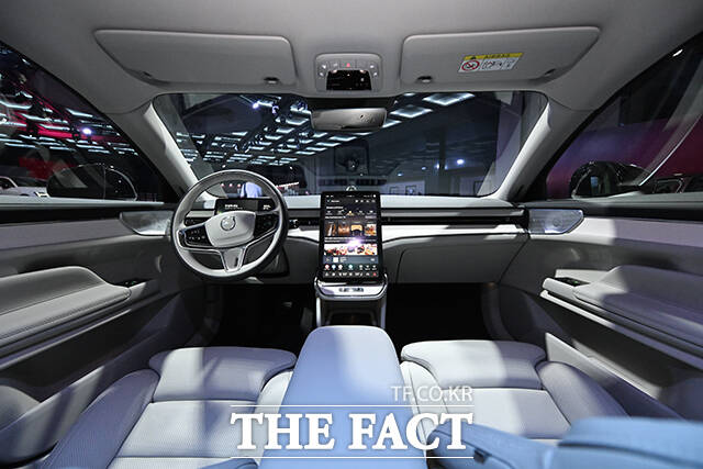 볼보자동차코리아가 22일 오전 서울 용산구 그랜드하얏트서울에서 차세대 순수 전기 플래그십 'Volvo ES90'를 공개하고 있다. /박헌우 기자