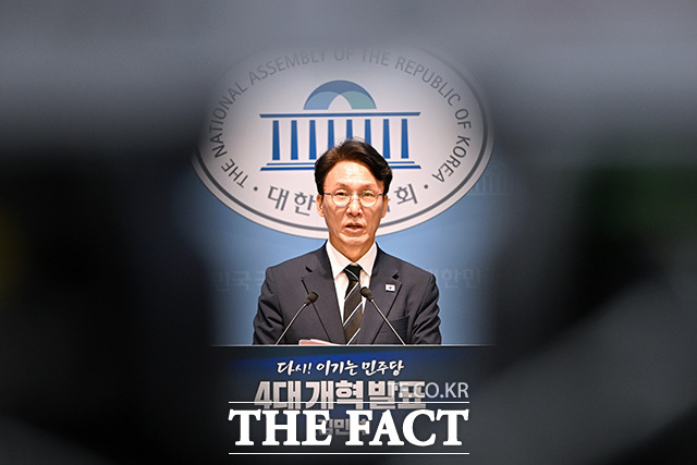 4대 개혁 발표 기자회견 열고 발언하는 김 전 총리.