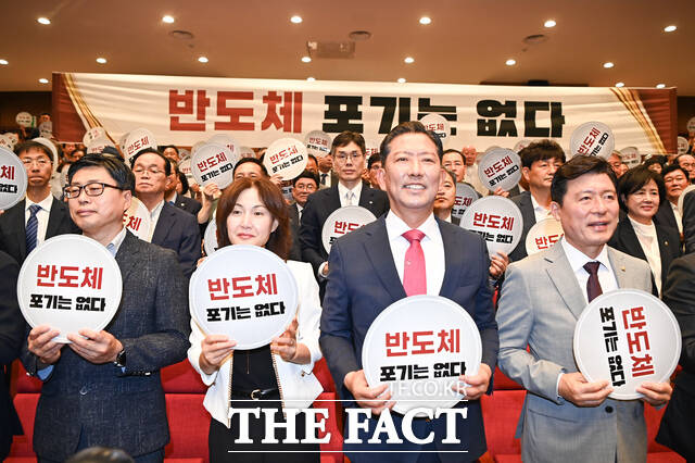 김장호 구미시장(가운데)과 지역 정치권, 기업인, 시민들이 반도체 산업 경쟁력 강화를 위한 결의를 다지며 반도체 포기는 없다 퍼포먼스를 펼치고 있다. 구미시는 반도체를 기반으로 AI·휴머노이드 로봇 산업까지 육성하며 미래 첨단 제조산업 중심도시 도약에 속도를 내고 있다. /구미시
