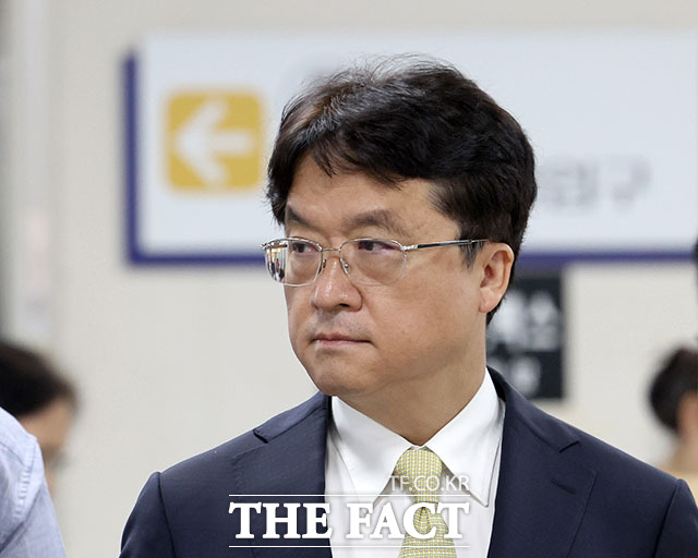 박현종 전 BHC 회장이 22일 오후 서울 서초구 서울중앙지방법원에서 열린 횡령·배임 혐의 공판에 출석하고 있다. /서예원 기자