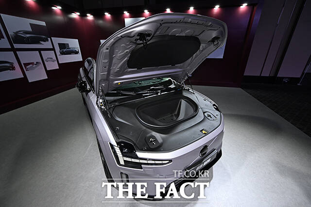 차세대 순수 전기 플래그십 'Volvo ES90' 출시 기념 행사가 22일 오전 서울 용산구 그랜드하얏트서울에서 열린 가운데 이윤모 볼보자동차코리아 대표(왼쪽)와 오스카 베르틸손 올스보르 볼보자동차 이사회 회장이 포즈를 취하고 있다. /박헌우 기자