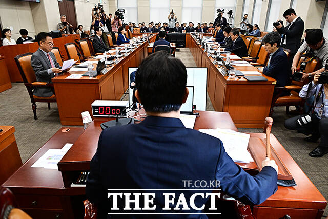 윤상현 국조특위 위원장이 22일 오전 서울 여의도 국회에서 열린 '투표용지 부족사태 등 국민 참정권 침해 진상규명 및 선거관리 개혁을 위한 국정조사특별위원회' 전체회의에 참석해 안건을 상정하고 있다. /국회=배정한 기자