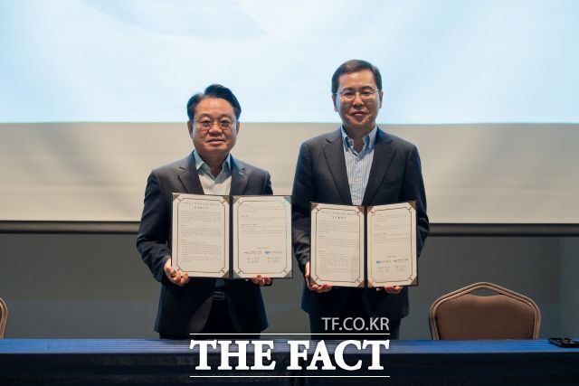 안병길(왼쪽) 해진공 사장과 조정희 KMI 원장이 협약식 뒤 기념사진을 찍고 있다. /해진공
