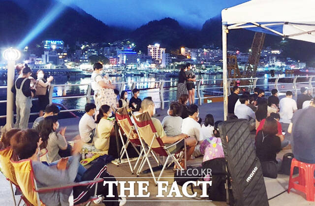 저동항 촛대암 인근에서 열린 버스킹 공연에 지역 주민과 관광객들이 흥겨워하고 있다. /독자 제공
