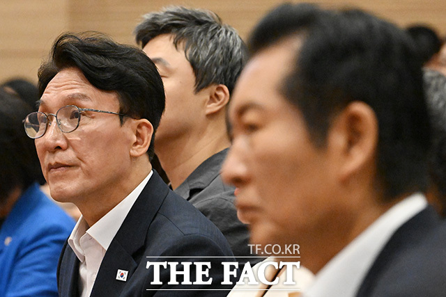 더불어민주당 전당대회에 때아닌 '신천지' 논란이 번지고 있다. 당대표 선거에 출마한 김민석 전 국무총리가 신천지의 정치 개입 가능성을 잇달아 제기하자 친청(친정청래)계는 