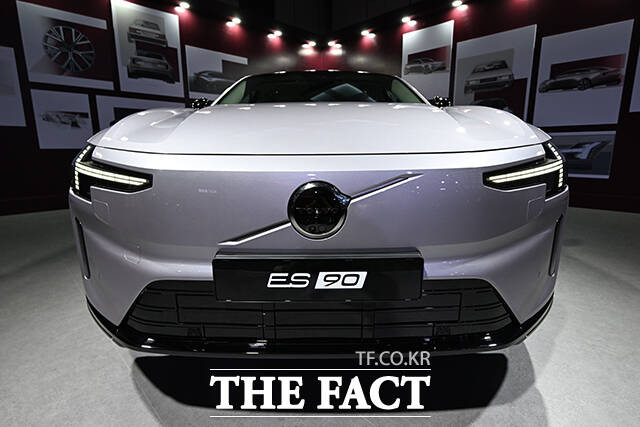 차세대 순수 전기 플래그십 'Volvo ES90' 출시 기념 행사가 22일 오전 서울 용산구 그랜드하얏트서울에서 열린 가운데 이윤모 볼보자동차코리아 대표(왼쪽)와 오스카 베르틸손 올스보르 볼보자동차 이사회 회장이 포즈를 취하고 있다. /박헌우 기자