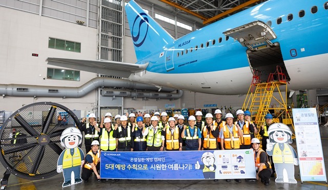 22일 오전 인천국제공항 항공기 정비고에서 유종석 대한항공 안전보건 총괄 겸 오퍼레이션 부문 부사장(앞줄 왼쪽 다섯 번째)과 대한항공 및 협력업체 관계자들이 기념사진을 촬영하고 있다. /대한항공