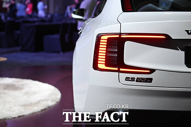 차세대 순수 전기 플래그십 'Volvo ES90' 출시 기념 행사가 22일 오전 서울 용산구 그랜드하얏트서울에서 열린 가운데 이윤모 볼보자동차코리아 대표(왼쪽)와 오스카 베르틸손 올스보르 볼보자동차 이사회 회장이 포즈를 취하고 있다. /박헌우 기자