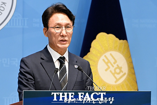 4대 개혁 발표 기자회견 열고 발언하는 김 전 총리.
