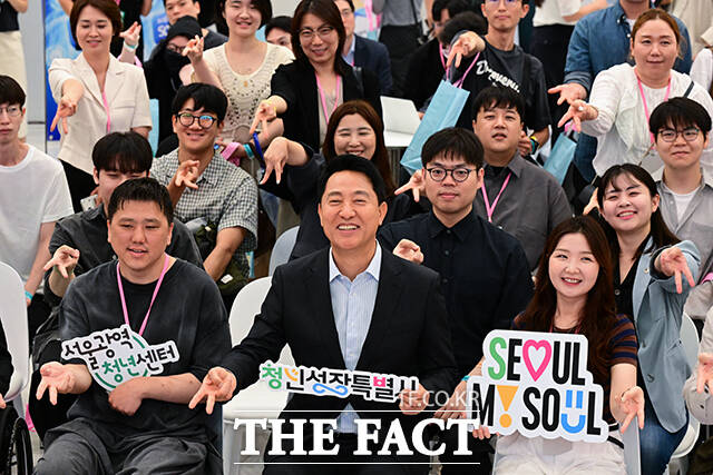 서울시는 영국의 글로벌 고등교육 평가기관 QS가 전날 발표한 '2027 글로벌 대학생 최고의 도시'에서 서울이 총점 100점으로 세계 1위를 차지했다고 22일 밝혔다. 사진은 오세훈 서울시장(앞줄 가운데) 서울 중구 동대문디자인플라자에서 열린 '2026 서울청년정책박람회'에 참석해 청년들과 기념촬영을 하고 있는 모습. /남윤호 기자