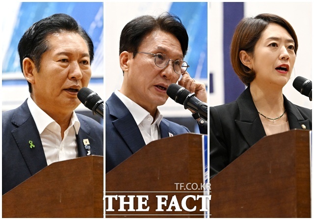 '민주당 청년을 담다! 노동을 잇다' 토론회 참석해 손피켓 들어보이는 당권 주자들과 참석자들.