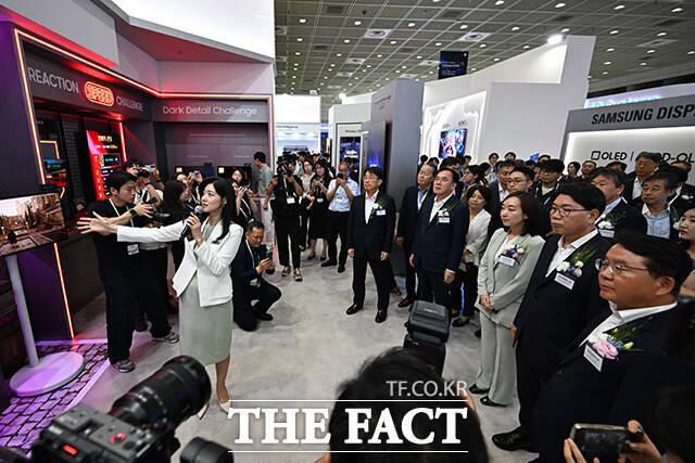 K-Display 2026 한국디스플레이산업전시회가 서울 강남구 코엑스에서 개막한 22일 오전 행사장을 찾은 이재관, 전은수 더불어민주당 의원(오른쪽 두 번째와 세 번째) 등 내빈들이 삼성디스플레이 부스를 둘러보고 있다. /송호영 기자