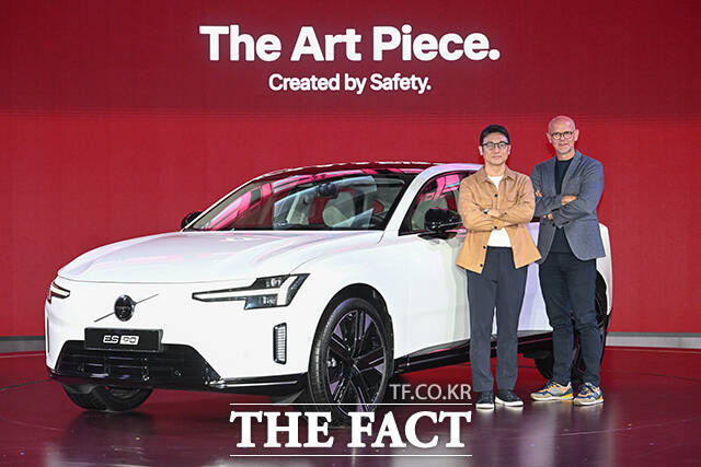 차세대 순수 전기 플래그십 'Volvo ES90' 출시 기념 행사가 22일 오전 서울 용산구 그랜드하얏트서울에서 열린 가운데 이윤모 볼보자동차코리아 대표(왼쪽)와 오스카 베르틸손 올스보르 볼보자동차 이사회 회장이 포즈를 취하고 있다. /박헌우 기자