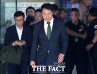  굳은 표정으로 법정 나서는 오세훈 서울시장 [포토]
