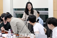  청년 패널들과 인사 나누는 이주영 의원 [포토]