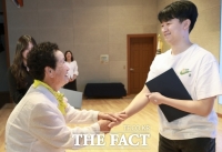  영암군 김의순 할머니, 밭일로 모은 돈 3년째 장학금으로 기탁