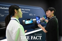  차량용 디스플레이에 관심 보이는 관람객 [포토]
