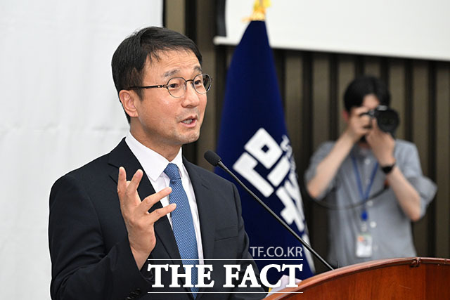 한병도 더불어민주당 대표 직무대행 겸 원내대표가 22일 오후 서울 여의도 국회에서 열린 더불어민주당 의원총회에 참석해 인사말을 하고 있다. /국회=서예원 기자