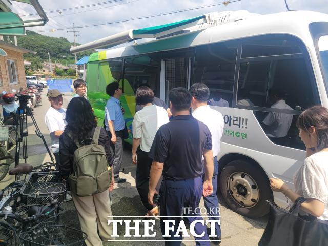 22일 농어촌 통합돌봄 정책 연구진들이 청양군의 찾아가는 의료원 현장을 찾아 운영 사례를 살펴보고 있다. /청양군