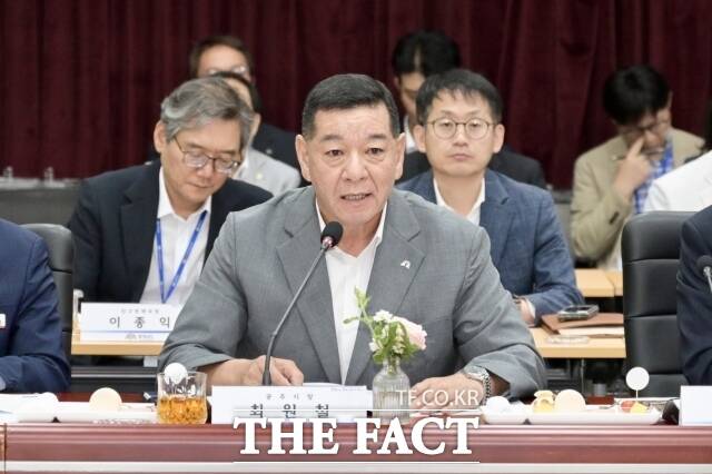 최원철 공주시장이 23일 충남도청에서 열린 민선 9기 첫 충청남도 지방정부회의에 참석해 공주시 주요 현안에 대해 설명한 뒤 건의하고 있다. /공주시