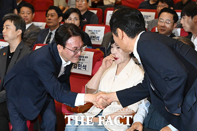 더불어민주당 차기 당대표 선호도 조사에서 정청래 후보가 김민석 후보를 오차범위 밖에서 앞섰다는 여론조사 결과가 23일 나왔다. 사진은 김 후보(왼쪽)와 정 후보가 지난 22일 국회의원회관에서 열린 민주당 청년을 담다! 노동을 잇다 토론회에 참석해 인사하는 모습. /남용희 기자