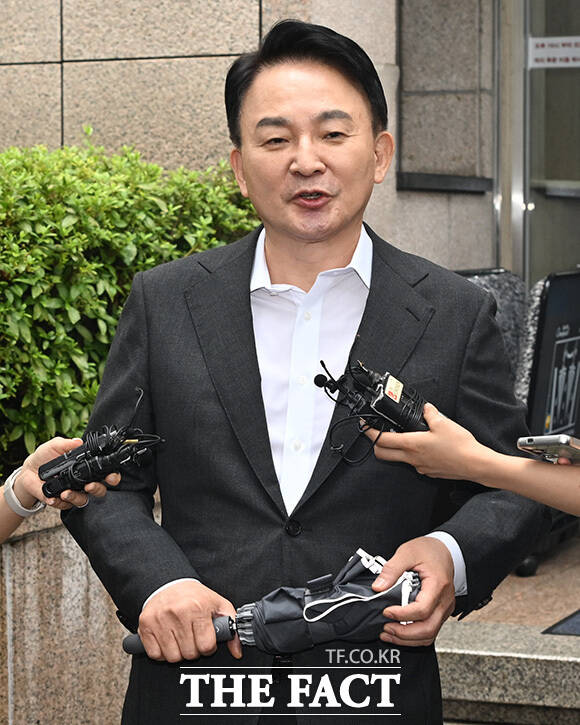 원 전 장관이 2차 종합특검 사무실로 출석하고 있다.