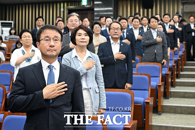 더불어민주당이 검찰 보완수사권 완전 폐지 방침을 확정했지만 피해자 보호와 수사 공백 등을 둘러싼 당내 이견은 이어지고 있다. 사진은 한병도 민주당 대표 직무대행 겸 원내대표가 지난 22일 국회에서 열린 의원총회에서 국기에 경례하는 모습. /서예원 기자