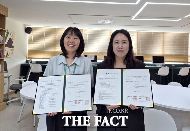 21일 건양사이버대 상담심리치료학과와 대전청소년위캔센터가 청소년 분야 전문인재 양성과 현장 실습 활성화를 위한 업무협약을 체결하고 있다. /건양사이버대