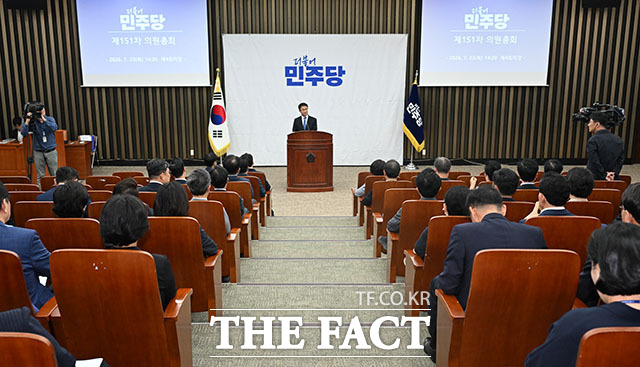 한병도 더불어민주당 대표 직무대행 겸 원내대표가 22일 오후 서울 여의도 국회에서 열린 더불어민주당 의원총회에 참석해 인사말을 하고 있다. /국회=서예원 기자