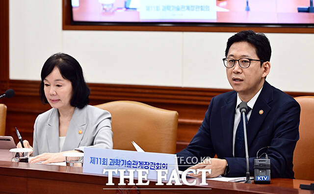 배경훈 부총리 겸 과학기술정보통신부 장관이 23일 오전 서울 종로구 정부서울청사에서 열린 과학기술관계장관회의에 참석해 모두발언을 하고 있다. /임영무 기자