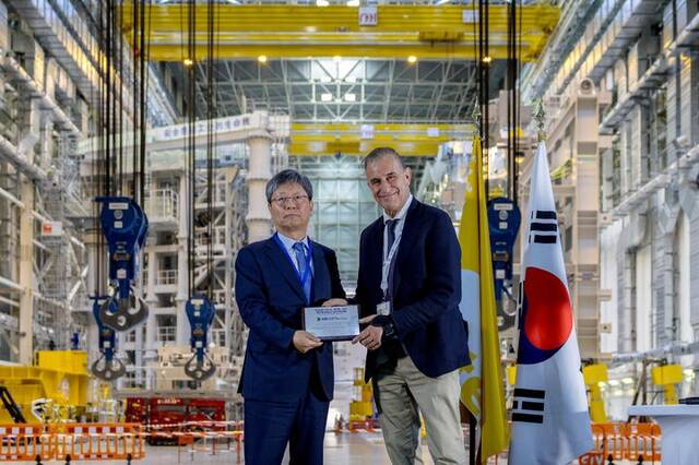원광식 HD현대중공업 부사장(왼쪽)이 지난 22일(현지시간) 'KOREA-ITER 퓨전 데이' 행사에서 피에트로 바라바쉬(Pietro Barabaschi) ITER 사무총장으로부터 감사패를 받고 있다. /HD현대중공업