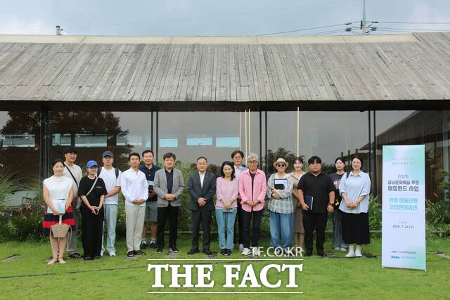 22일 예산군 백설농부 카페서 열린 '2026 충남 문화예술 후원 매칭펀드 공모 사업' 최종 선정 단체 오리엔테이션에 참석자들이 기념 촬영을 하고 있다. /충남문화관광재단