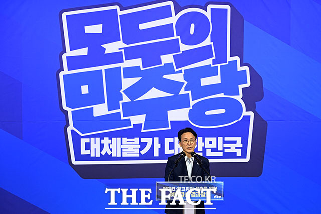 더불어민주당 8·17 전당대회 당대표 본경선에 진출한 정청래·김민석·송영길 후보(왼쪽부터)가 23일 오후 서울 여의도 국회 의원회관에서 열린 당대표·최고위원 선출을 위한 예비경선 결과발표에서 기념 촬영을 하고 있다. /국회=서예원 기자