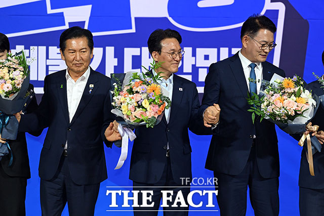 김민석 전 총리가 최근 신천지의 전당대회 개입 의혹을 제기한 이후 더불어민주당 내부가 술렁이고 있다. 사진은 민주당 8·17 전당대회 당대표 본경선에 진출한 정청래·김민석·송영길(왼쪽부터) 후보가 23일 국회 의원회관에서 열린 당대표·최고위원 선출을 위한 예비경선 결과발표에서 기념 촬영을 하는 모습. /서예원 기자