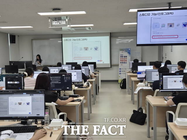 천안교육지원청 직무연수에서 신규교사들이 학교 현장 업무 효율화를 위한 AI 활용법을 배우고 있다. /천안교육지원청