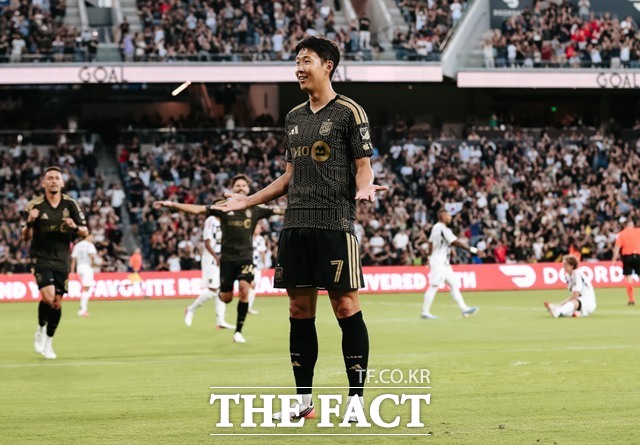 LAFC의 공격수 손흥민이 23일 레알 솔트레이크와 2026 MLS 17라운드 홈 경기 전반 11분 선제골을 터뜨린 뒤 관중들의 환호에 답하고 있다./LAFC