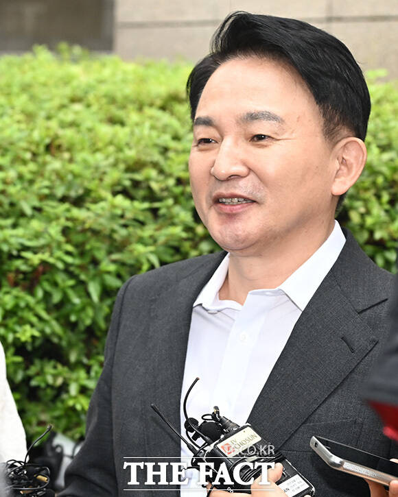 원 전 장관이 2차 종합특검 사무실로 출석하고 있다.