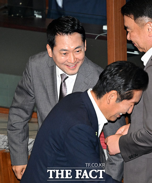 정청래 더불어민주당 당대표 후보(왼쪽)와 장동혁 국민의힘 대표가 23일 오후 서울 여의도 국회에서 열린 제 437회 국회(임시회) 2차 본회의에서 대화를 나누고 있다. /국회=서예원 기자