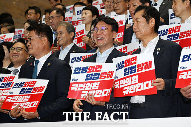 한병도 더불어민주당 당대표 직무대행 겸 원내대표(앞)를 비롯해 더불어민주당 송영길·김민석·정청래 당대표 후보(왼쪽부터)가 23일 오후 서울 여의도 국회에서 열린 민생외면 입법방해 국민의힘 규탄대회에 참석해 손피켓을 들고 구호를 외치고 있다. /국회=서예원 기자