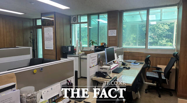 경북 영주시가 최근 기자실에 혈세를 투입, 특정 기자를 위해 최신형 사무용 칸막이와 개별 전화기를 설치해 뒷말이 나오고 있다. /김성권 기자