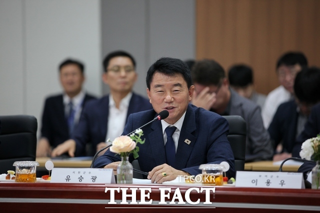 유승광 서천군수가 23일 충남도청 대회의실에서 열린 민선9기 제1회 지방정부회의에서 서천특화시장의 조속한 재건축을 위한 도 차원의 지원을 요청하고 있다. /노경완 기자