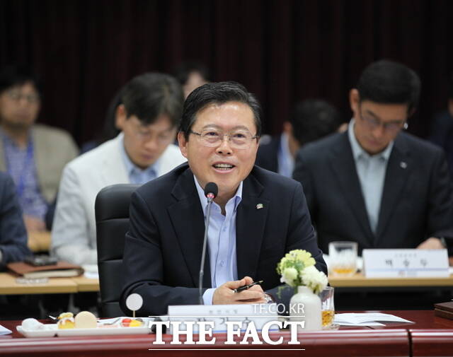 장기수 천안시장이 23일 충남도청 대회의실에서 열린 민선 9기 첫 지방정부회의에서 천안시 현안을 설명하고 있다. /정효기 기자