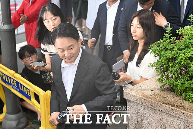원 전 장관이 2차 종합특검 사무실로 출석하고 있다.