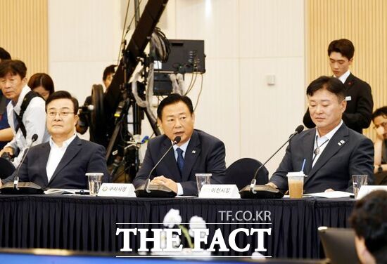 신동화 경기 구리시장(가운데)이 지난 22일 경기도경제과학진흥원 광교홀에서 열린 민선9기 도지사-시장·군수 간담회에서 추미애 경기도지사에게 GH 구리 이전 행정 절차의 조속한 진행을 요청하고 있다. /구리시